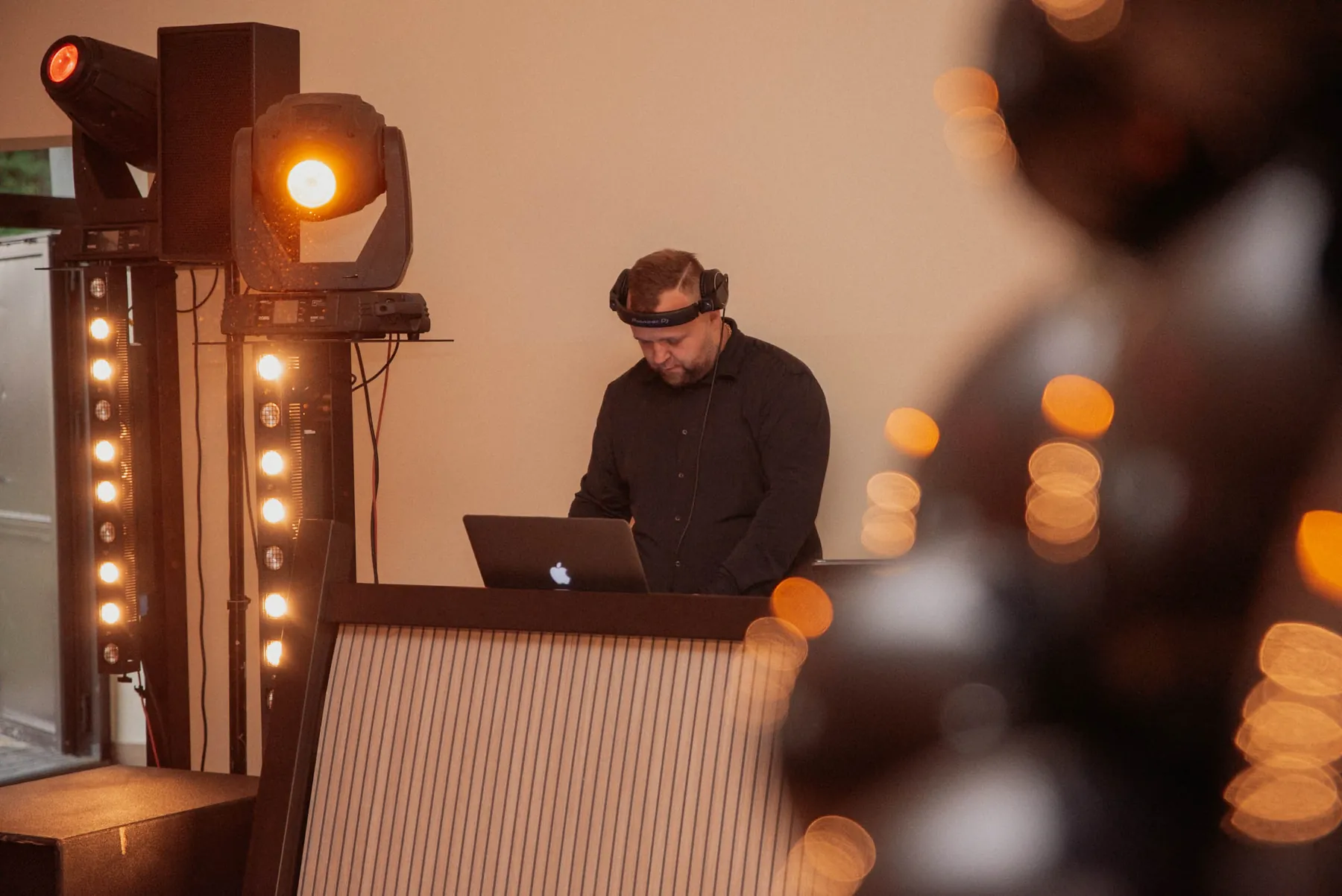DJ obsługuje konsoletę podczas przyjęcia.