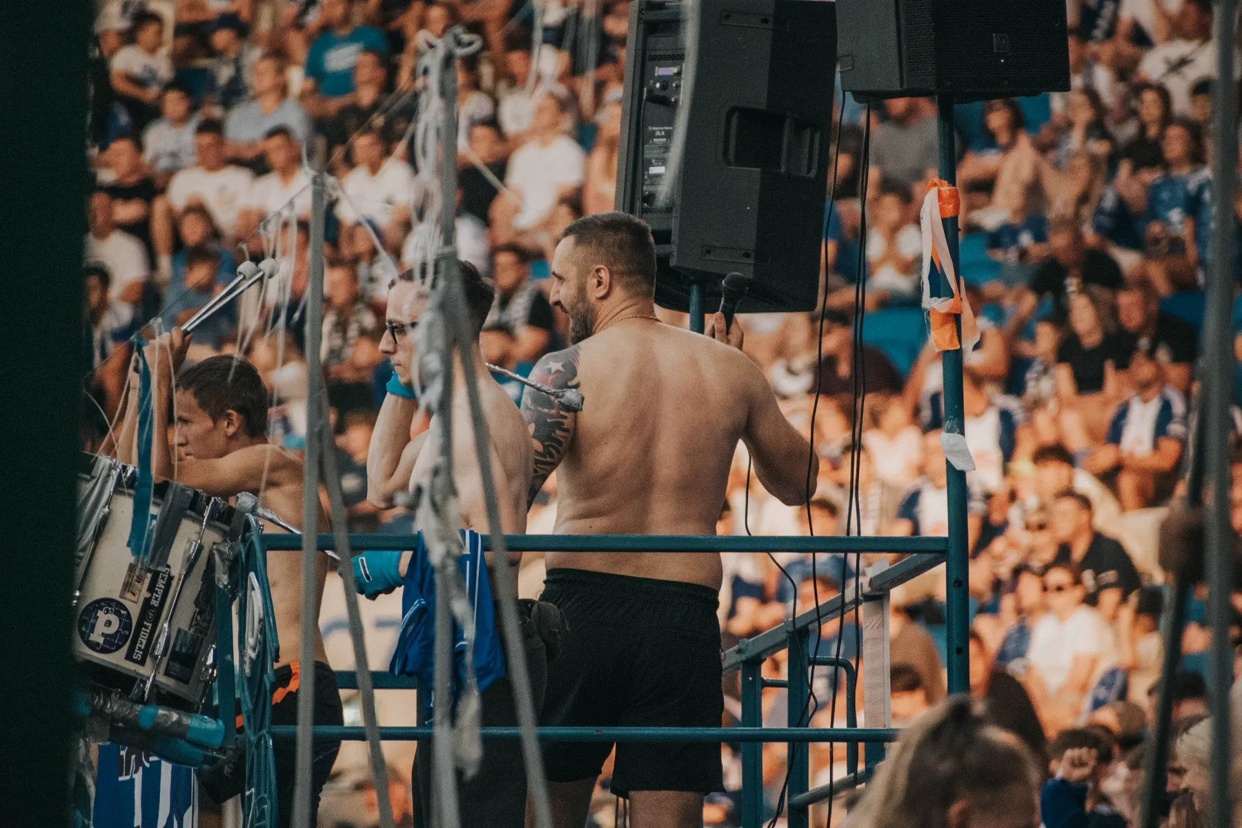 Zawodnik na ringu podczas wydarzenia sportowego.