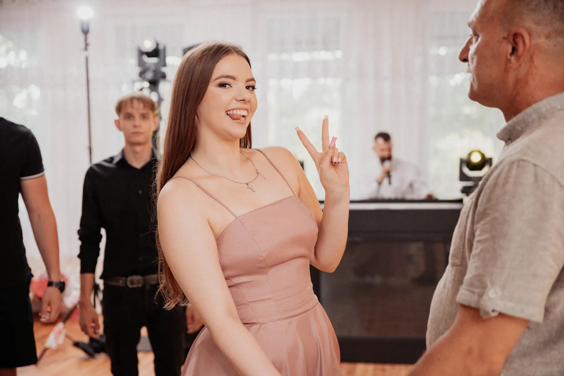Uczestniczka przyjęcia rozmawia z gościem.
