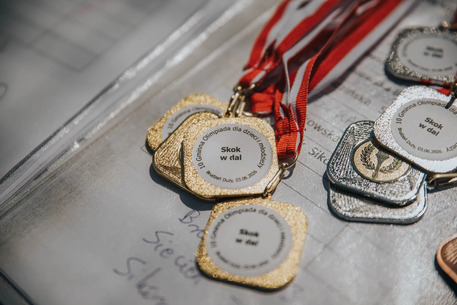 Medale uczestników zawodów sportowych.